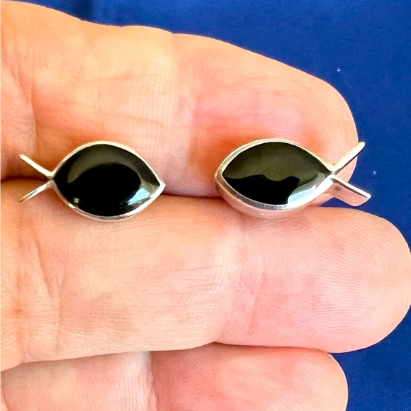 .925 Taxco Mexico Silver Onyx Fish Post Earrings Signed TJ-64 - Picture 1 of 10
